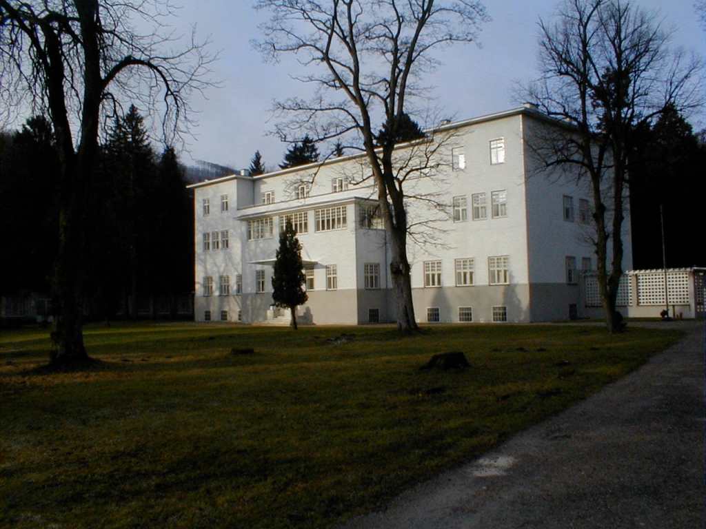 Hoffmannbau im Sanatorium Purkersdorf von der Wienzeile aus gesehen